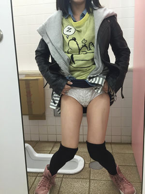 公衆トイレでパンツ丸見え
